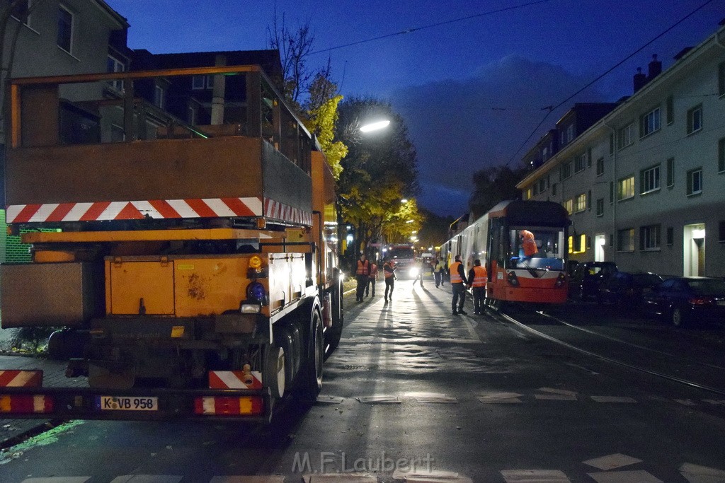 KVB Bahn Bremsen heissgelaufen Koeln Lindenthal Luxemburgerstr Neuenhoeferallee P20.JPG - Miklos Laubert